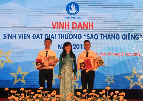 Đc Hồ Hồng Nguyên - Ủy viên BTK TW Hội Sinh viên Việt Nam, Chủ tịch Hội Sinh Viên Việt Nam tỉnh Đồng Nai trao giấy chứng nhận và phần thưởng cho CN đạt danh hiệu Sao tháng giêng